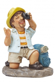 Deko - Tourist mit Rucksack, knieend -  ca. 7,5cm